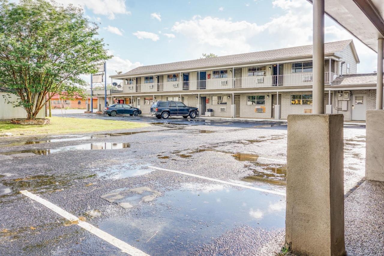 Oyo Hotel Austin Street Giddings Zewnętrze zdjęcie