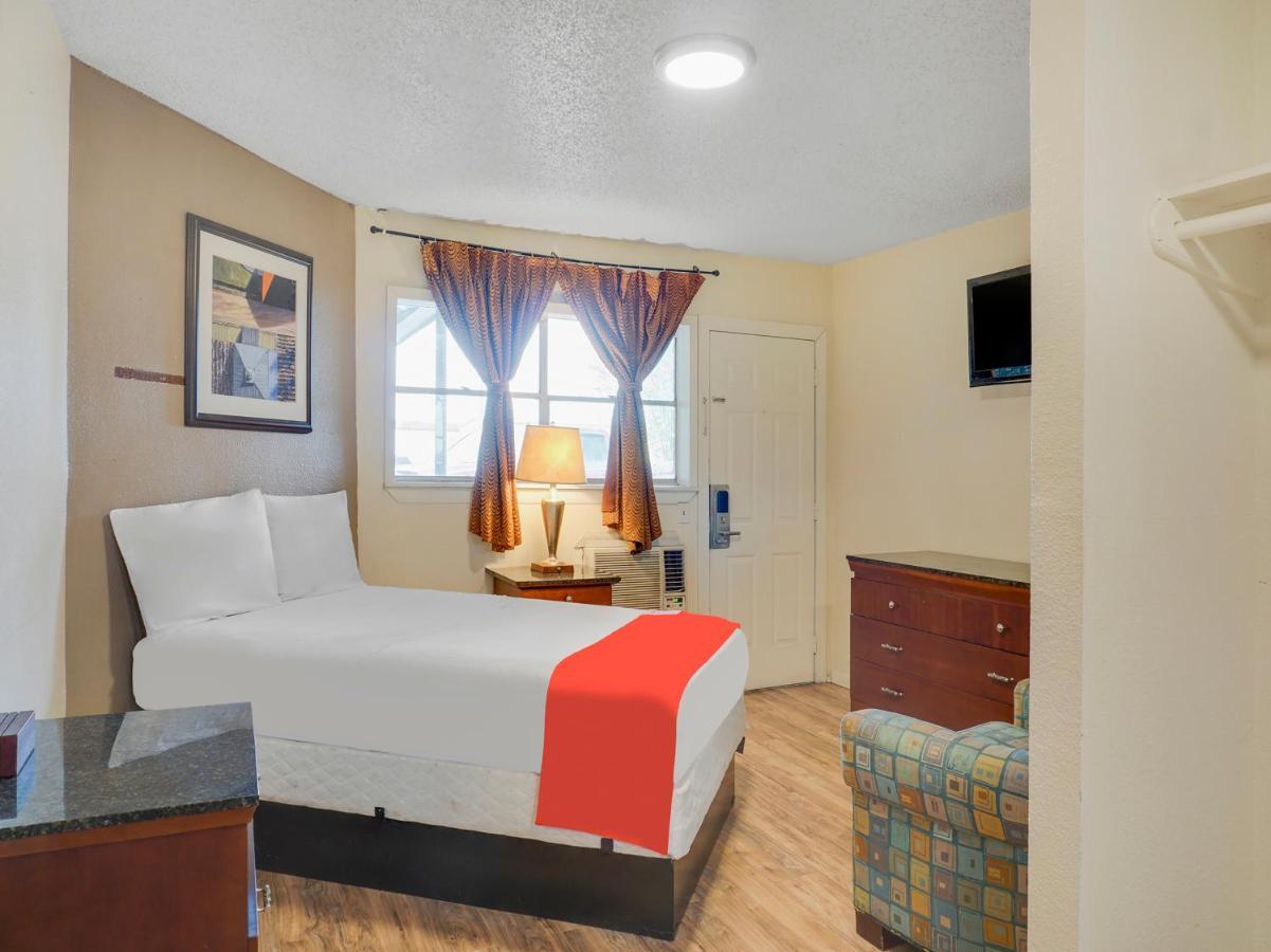 Oyo Hotel Austin Street Giddings Zewnętrze zdjęcie